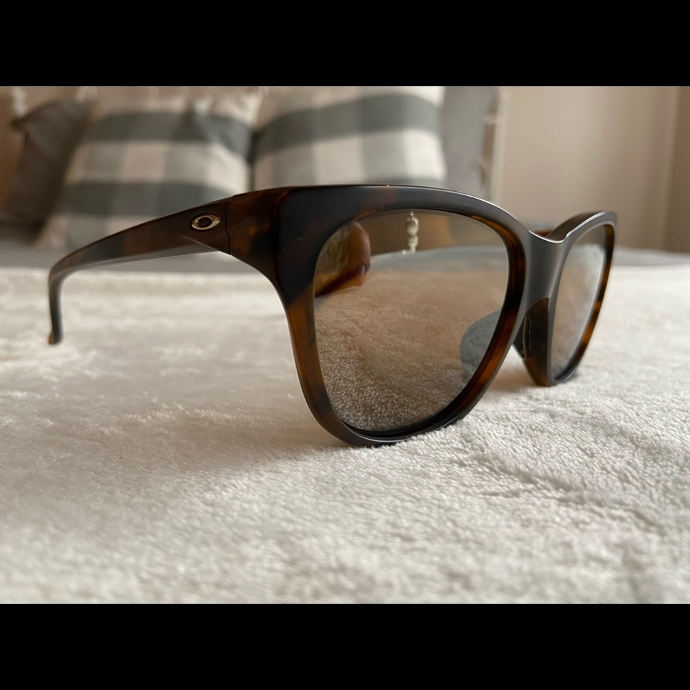 Oakley hold out ladies sunglasses